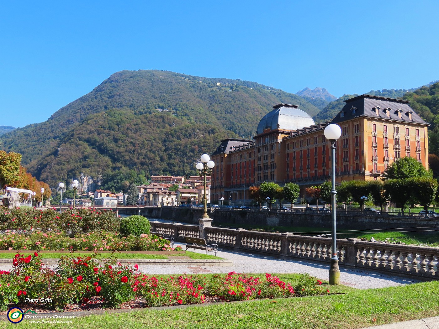 57 Giardini di Piazza Europa con vista in Grand Hotel.JPG